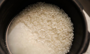 Should you cook rice with hot or cold water?