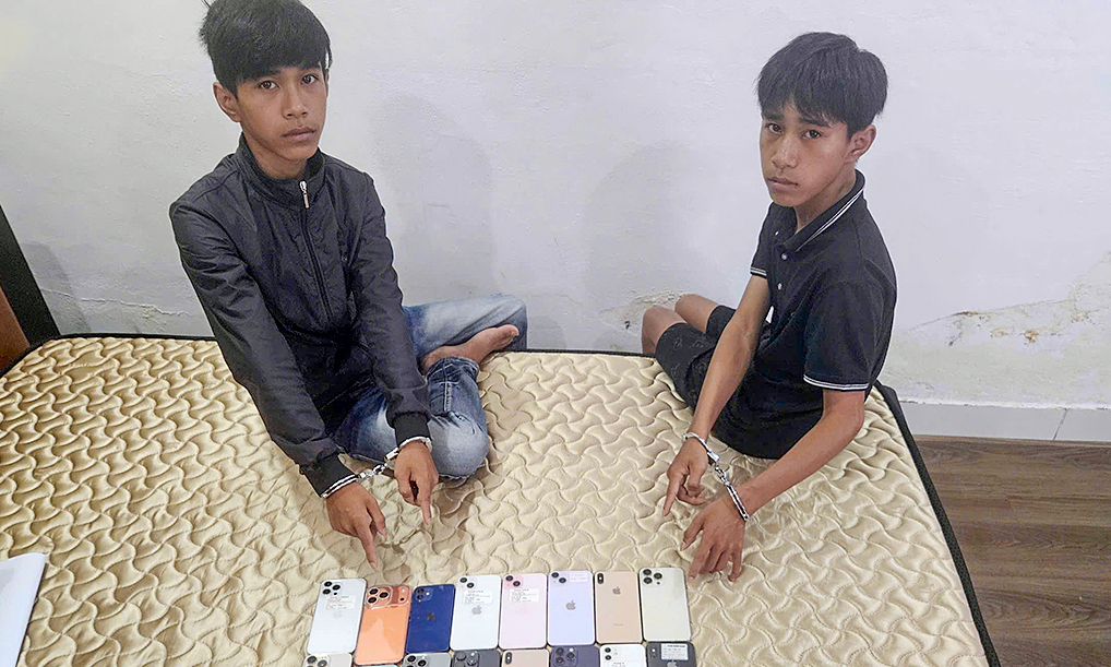 Twin brothers steal 27 iPhones