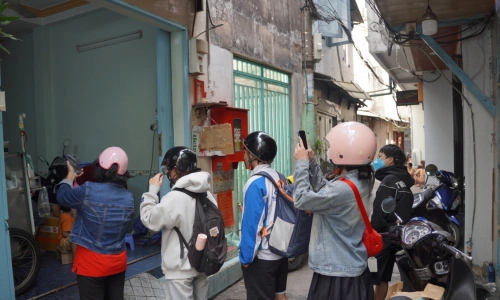 Queuing for 'giant' flan in Ho Chi Minh City