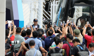 Fans secretly monitor Vietnam national team's training session
