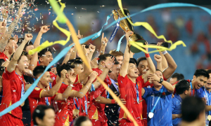 Vietnam national team lifts trophy at My Dinh