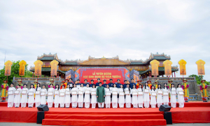 Honoring outstanding students in the Nguyen dynasty's traditional ceremony of announcing successful candidates