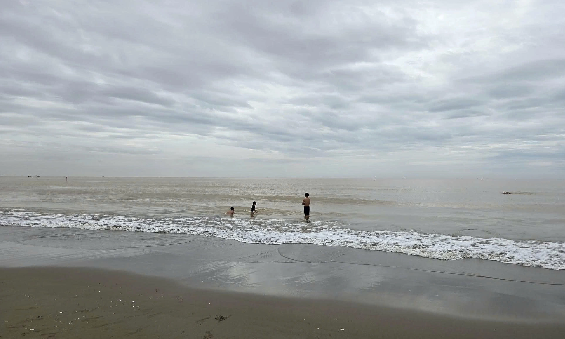 Sam Son beach sees few visitors on first day of September 2nd holiday