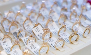Gold price drops by over one million dong