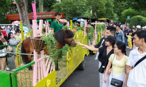 Tens of thousands flock to Saigon Zoo for animal parade