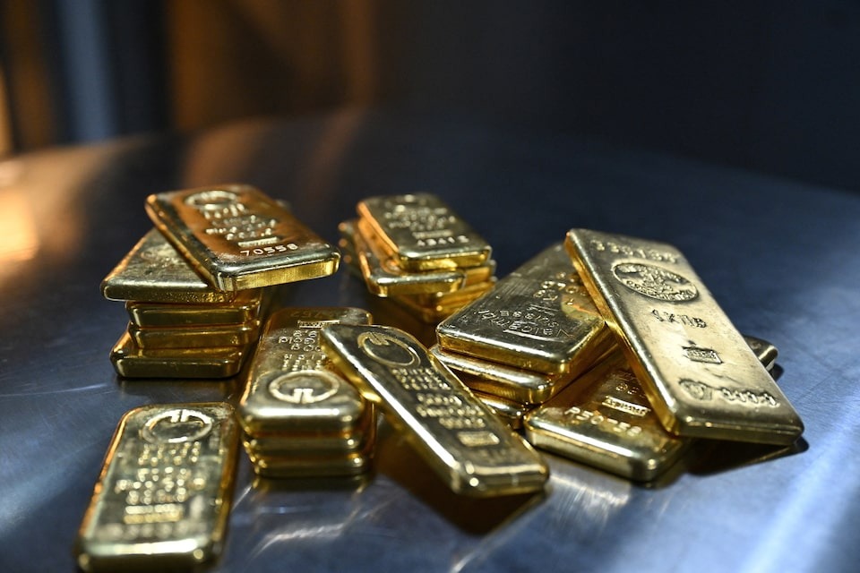 Global gold price falls to two-week low