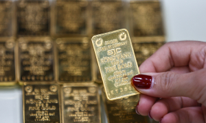 Gold bar prices drop one million VND
