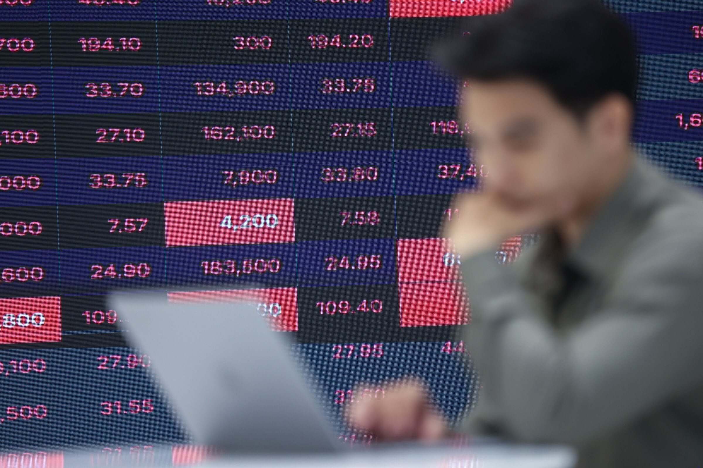 VN-Index drops over 30 points