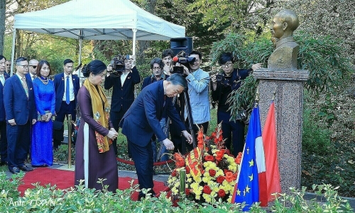 General secretary, president lays flowers at president Ho Chi Minh’s statue in France