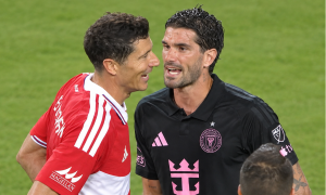 De Paul counts trophies in clash with Lewandowski