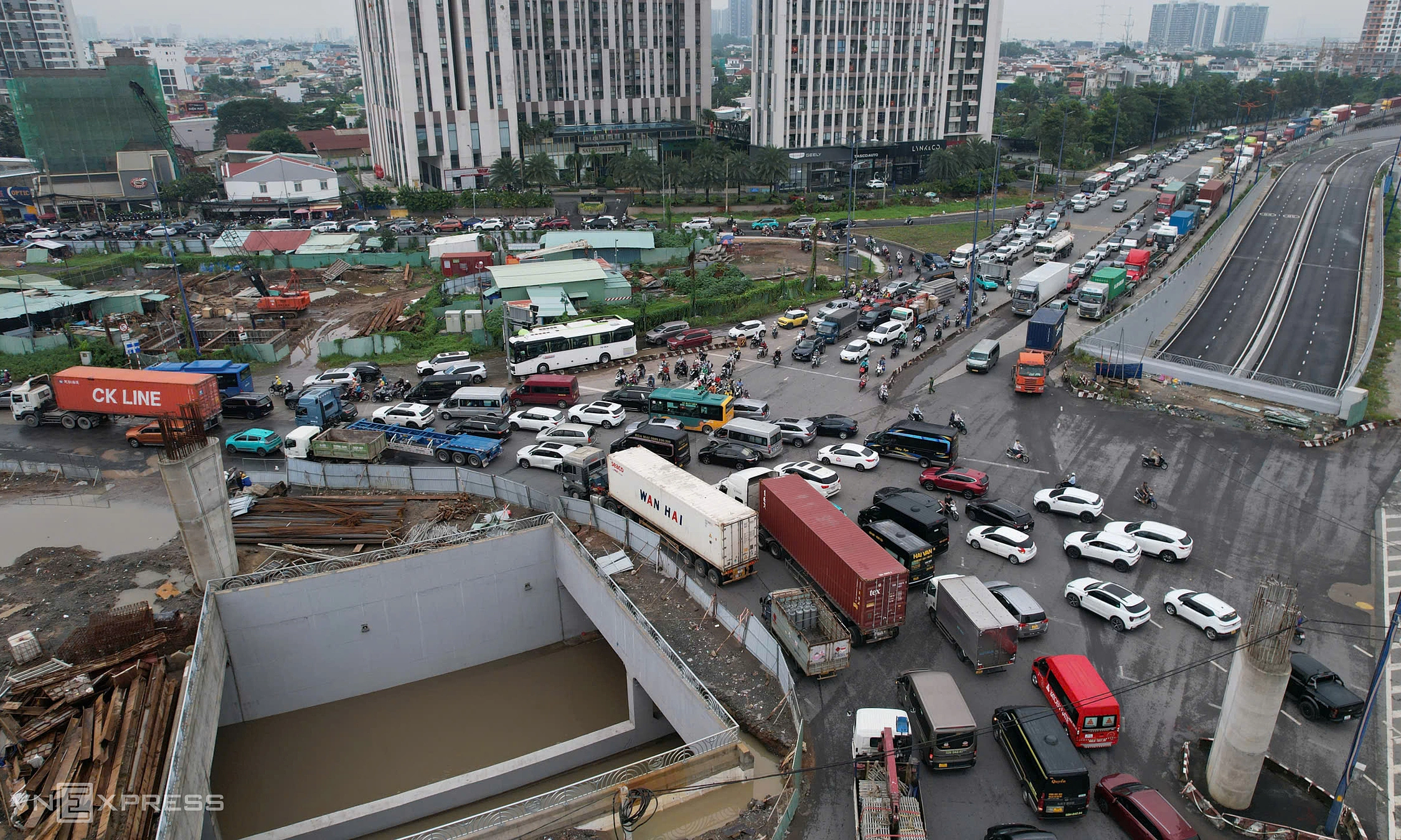 An Phu intersection jammed as underpass closes due to flooding