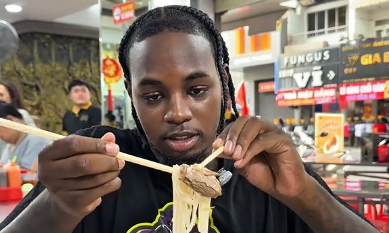 Western tourist's attempt to eat pho with lemon-rubbed chopsticks goes viral