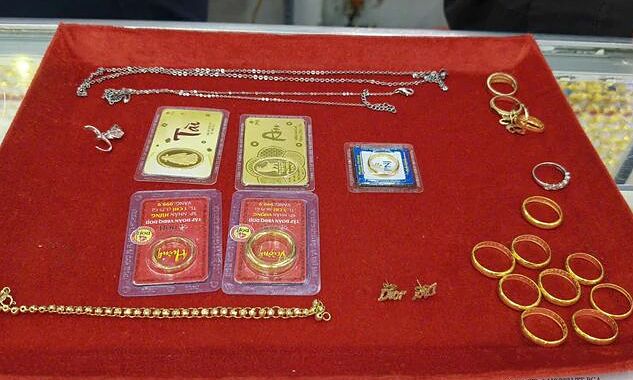 Elderly woman returns bag of gold found in trash