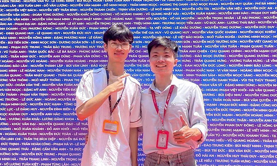 Two best friends graduate as valedictorians from Hanoi University of Science and Technology with perfect 4.0 GPAs