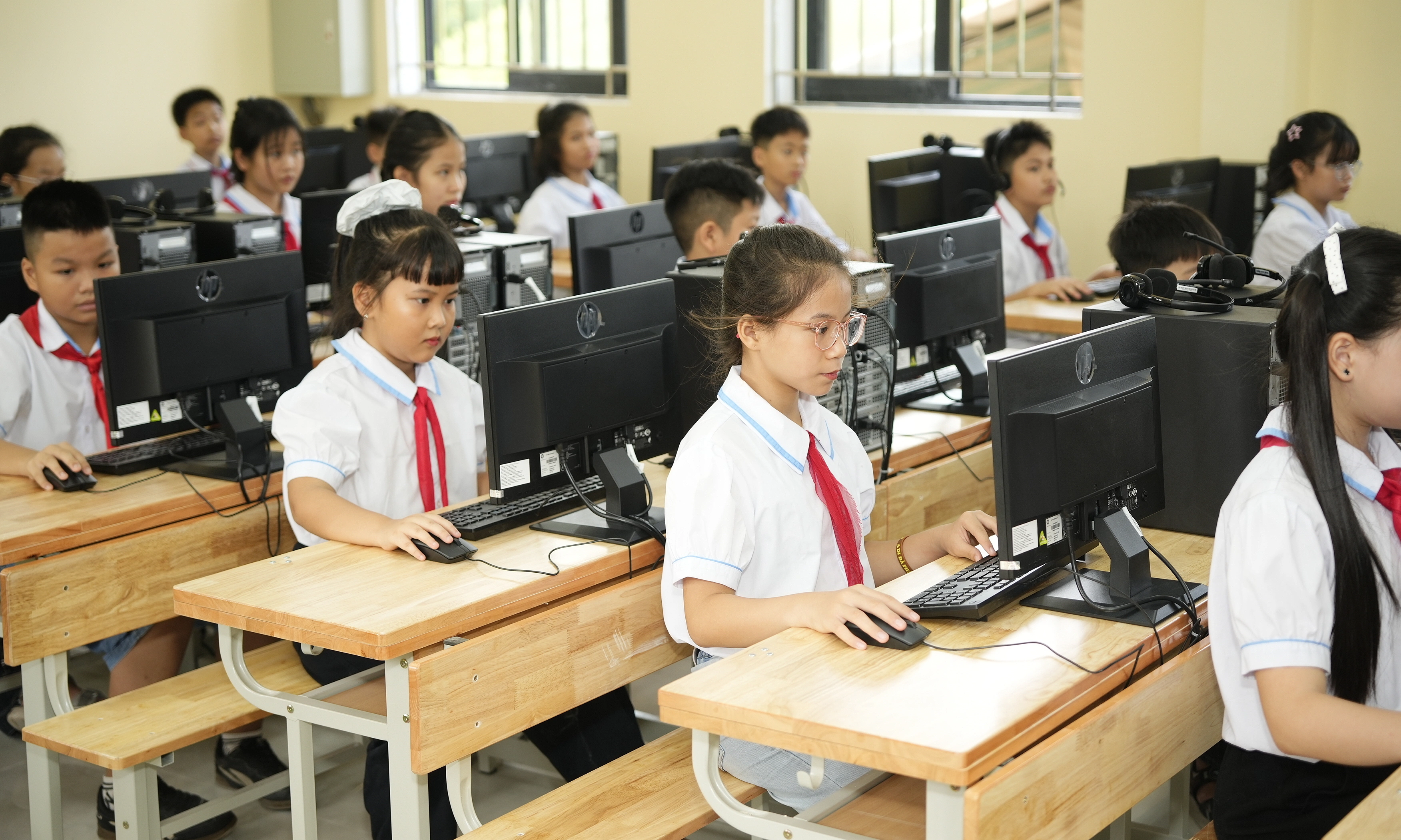 Keppel donates computers to Hanoi students