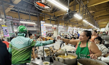 Da Nang small traders boost revenue with 'digital eateries' on GrabFood