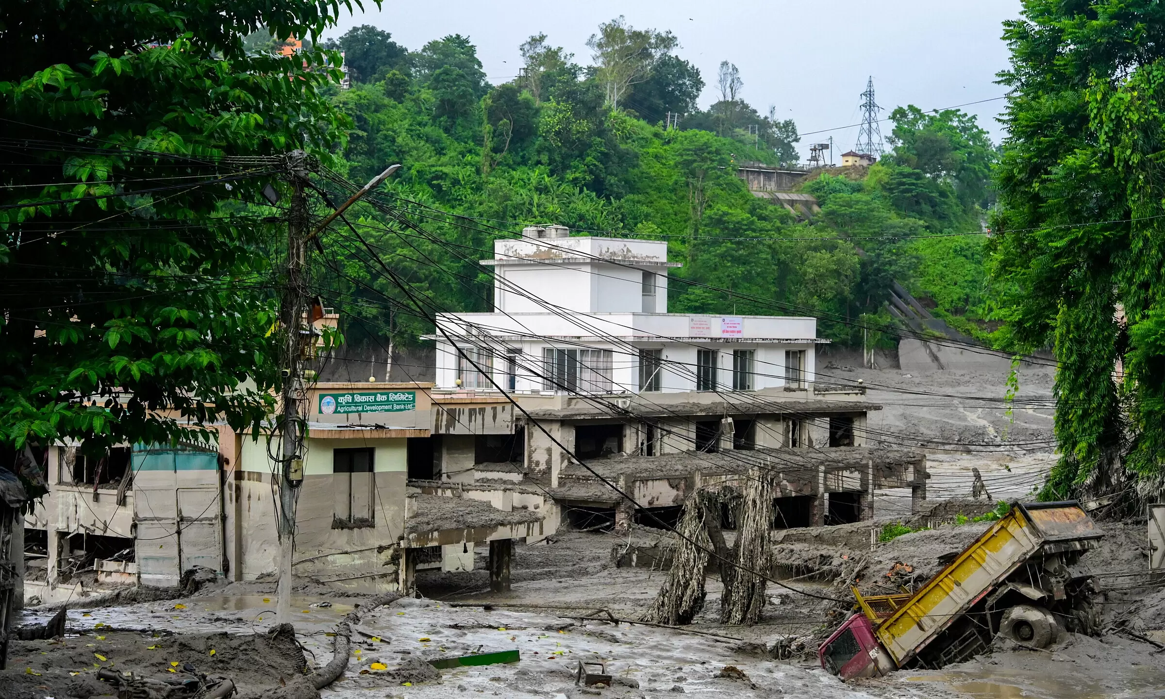 Over 600 foreign tourists still missing after floods in Nepal