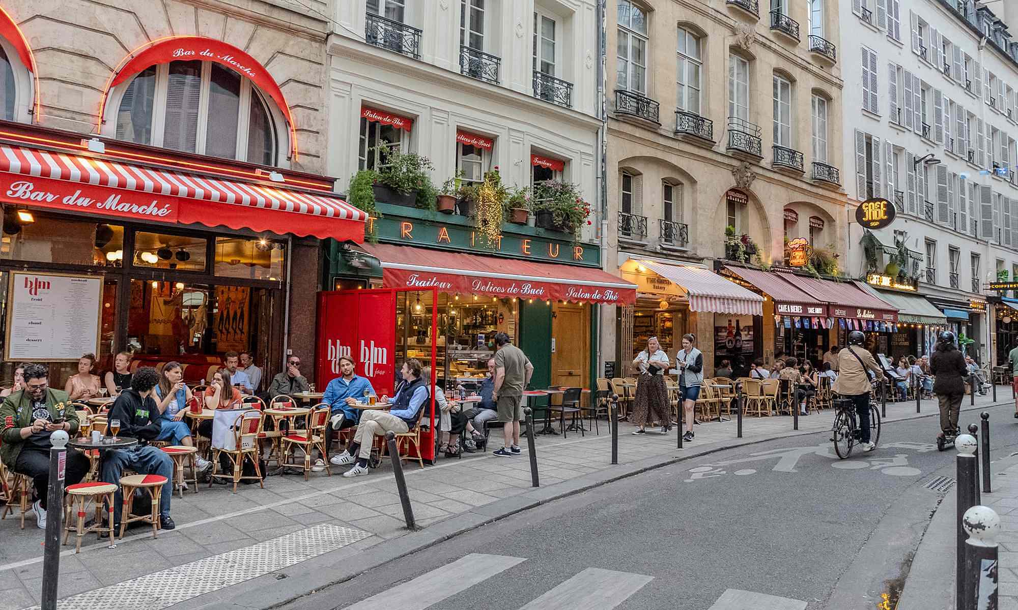 Why many tourists feel disappointed when visiting Paris?