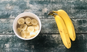 What happens to blood sugar when you eat bananas?