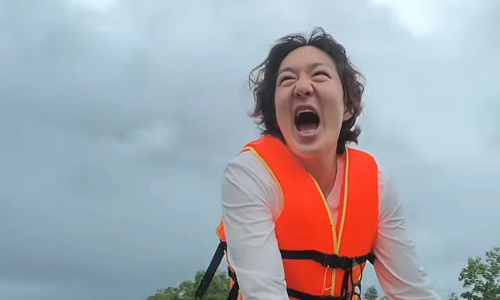 Korean singer likens Phu Quoc basket boat ride to a thrilling amusement park experience