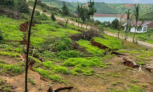 Road by lake in Lam Dong suffers landslide, 200 m of cracks