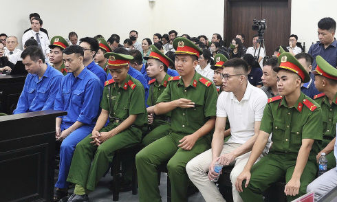 Court confronts former police officer over 'paper bag holding USD 140,000 or two cigar boxes' in alleged case-fixing