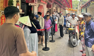 Queueing services for mooncakes thrive