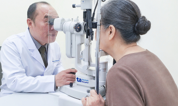 Eyelid spasms cause difficulty opening and closing eyes