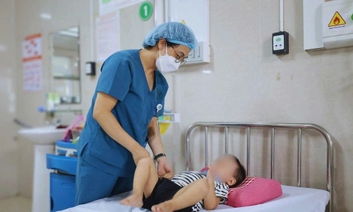 Two-year-old hospitalized in emergency after eating *loc mai* leaves to treat constipation