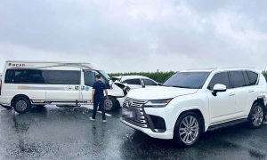 Lexus driver detained for blocking vehicle on Phap Van - Cau Gie expressway