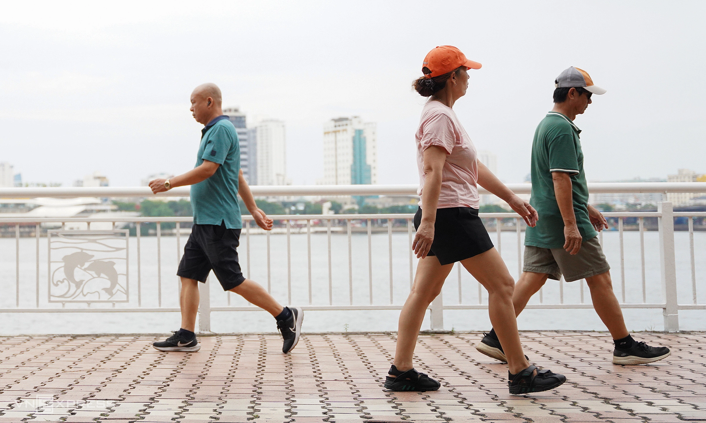 5 walking mistakes that silently damage knee joints