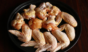 Doctor points out two harmful mistakes when eating chicken