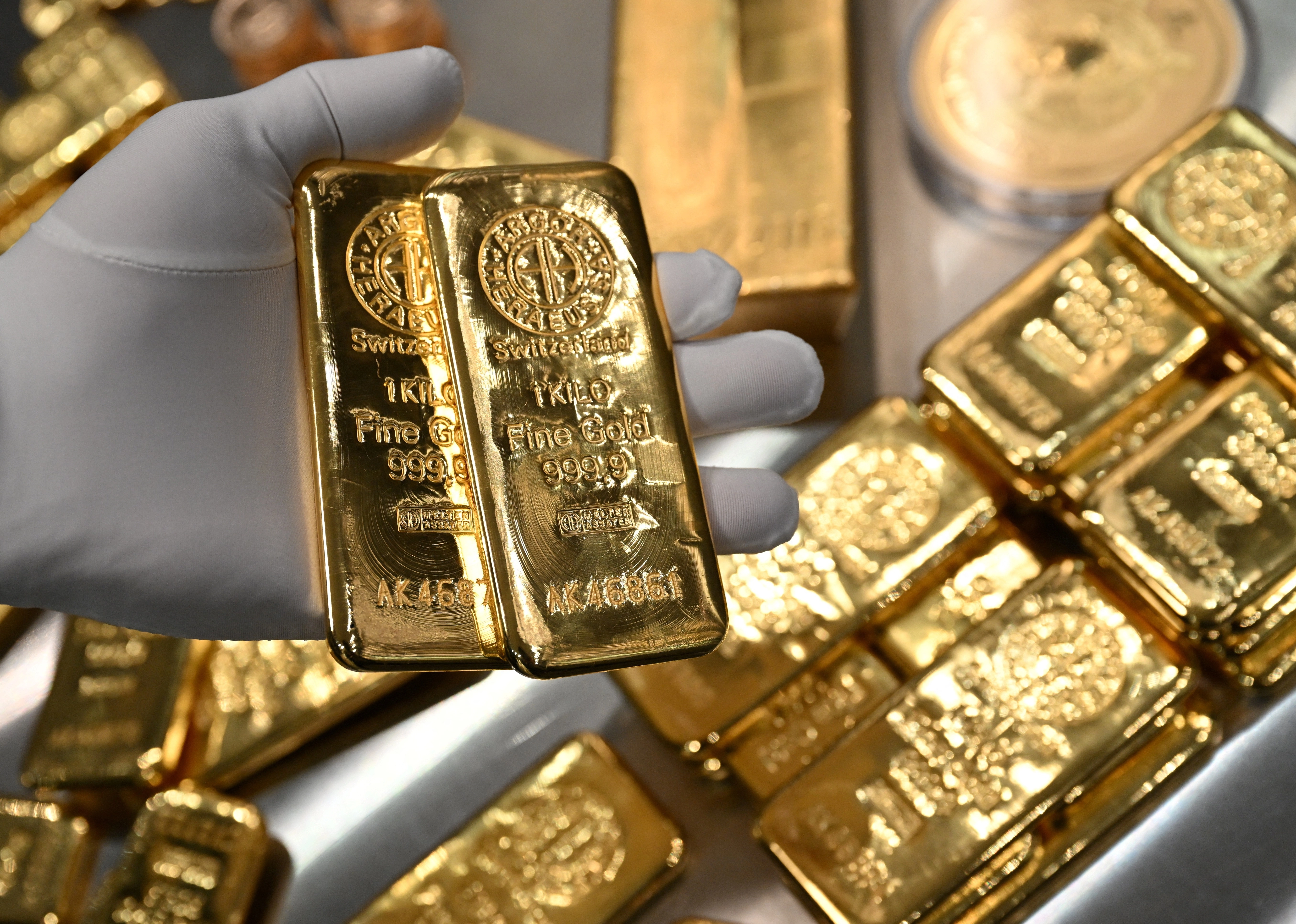 Global gold prices plunge to a 7-week low