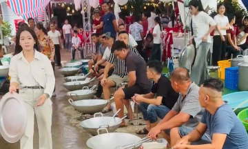 Phu Tho men's team cooks hundreds of feast trays with synchronized wok-shaking