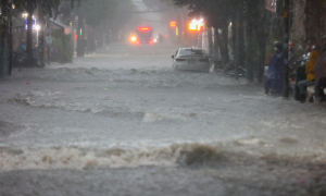 Heavy downpour during rush hour paralyzes Ho Chi Minh City traffic