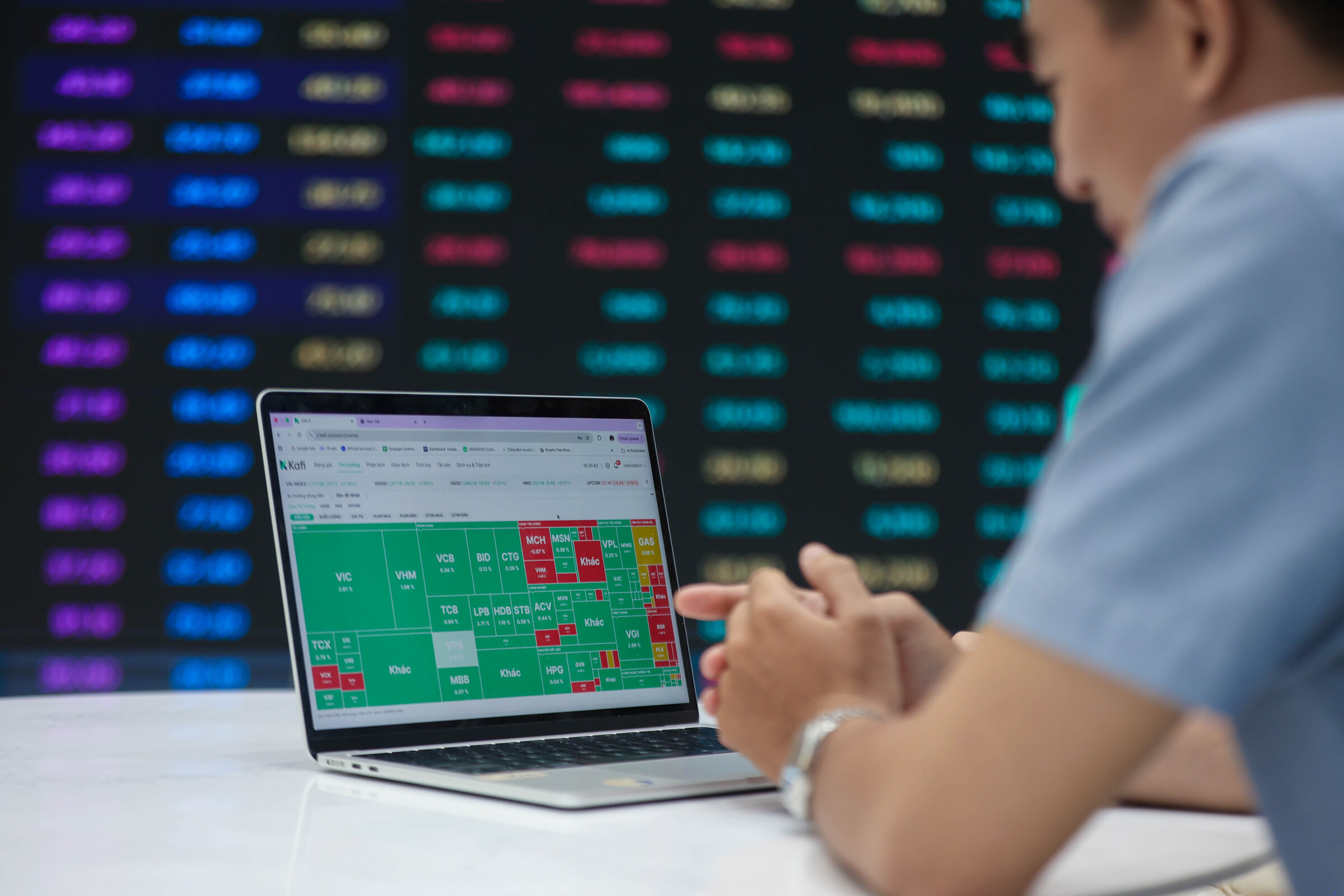 All Hanoi exchange stocks to transfer to HoSE from 28/12