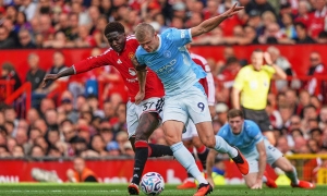 Rooney refuses to accept title from Manchester City