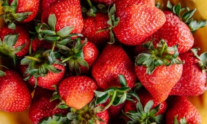 4 low-sugar fruits good for gut health