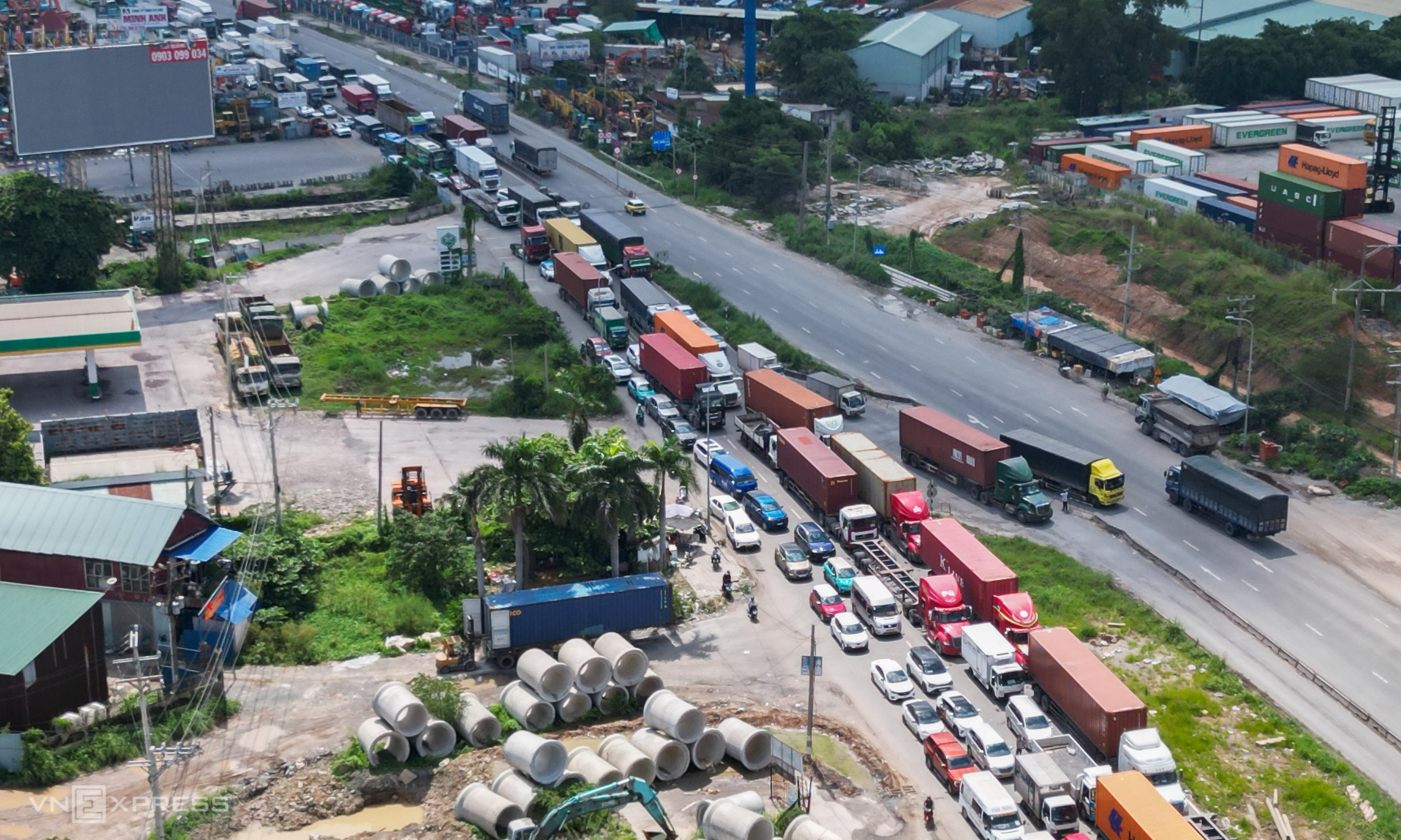 Traffic jam over 10 km from Suoi Tien to Dong Nai Bridge