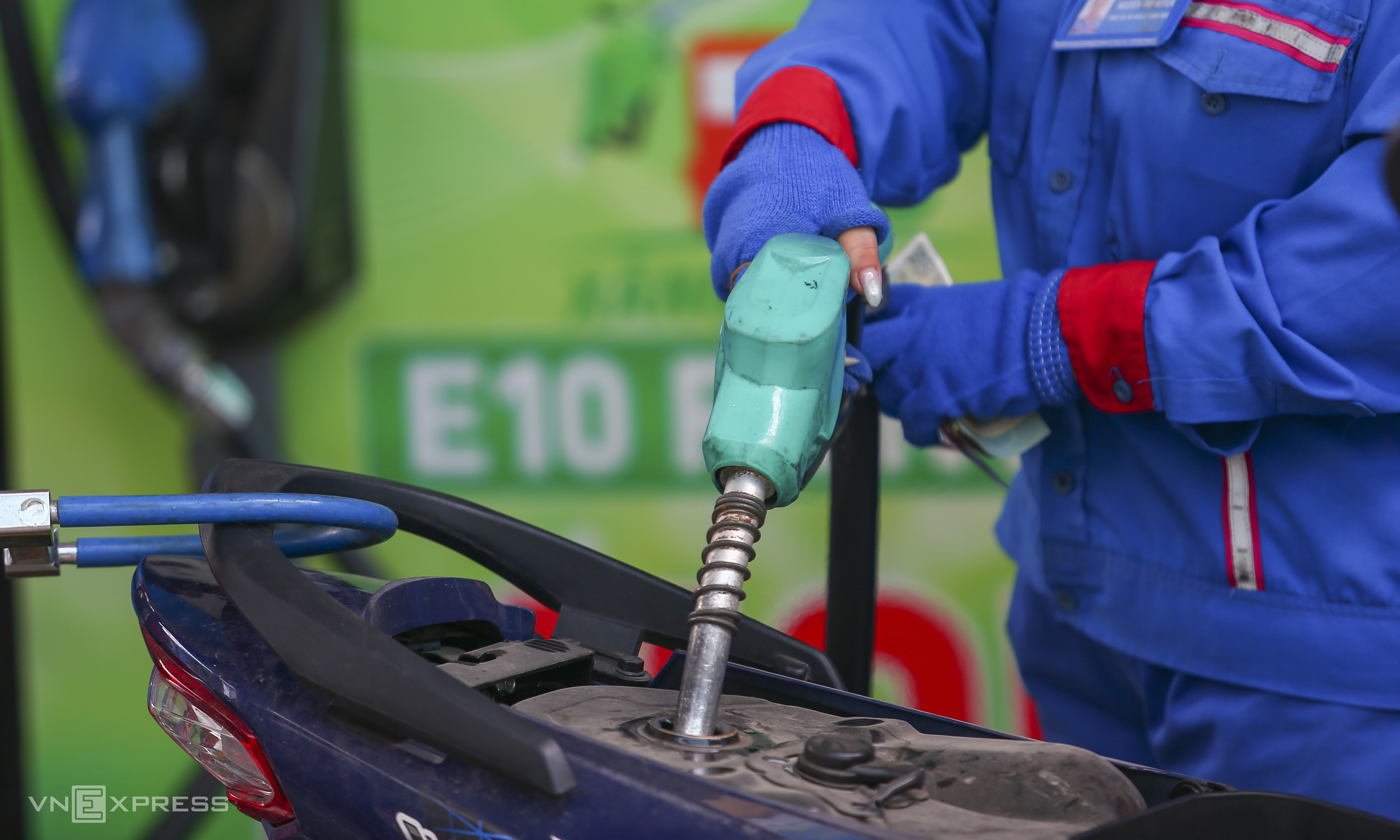 E10 gasoline price climbs to nearly 27,200 dong per liter