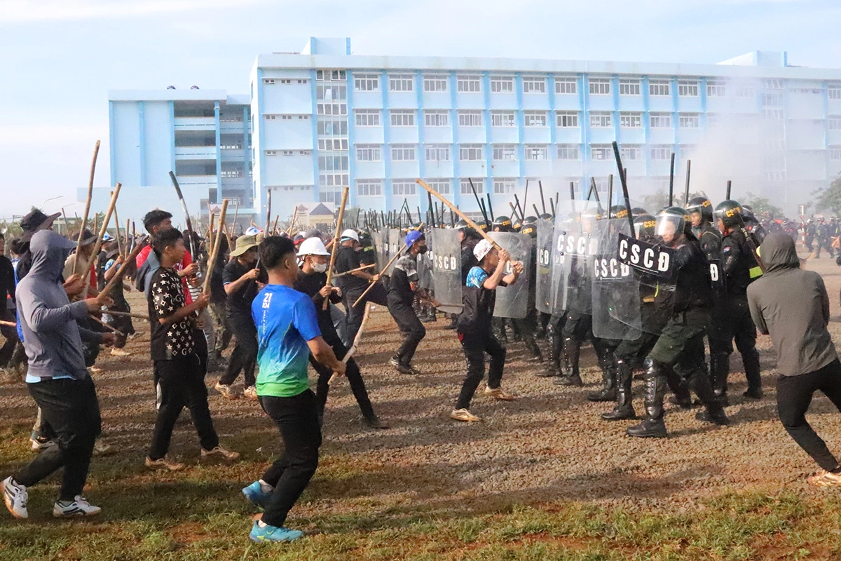 Thousands of police officers conduct anti-riot, counter-terrorism exercise in the central highlands