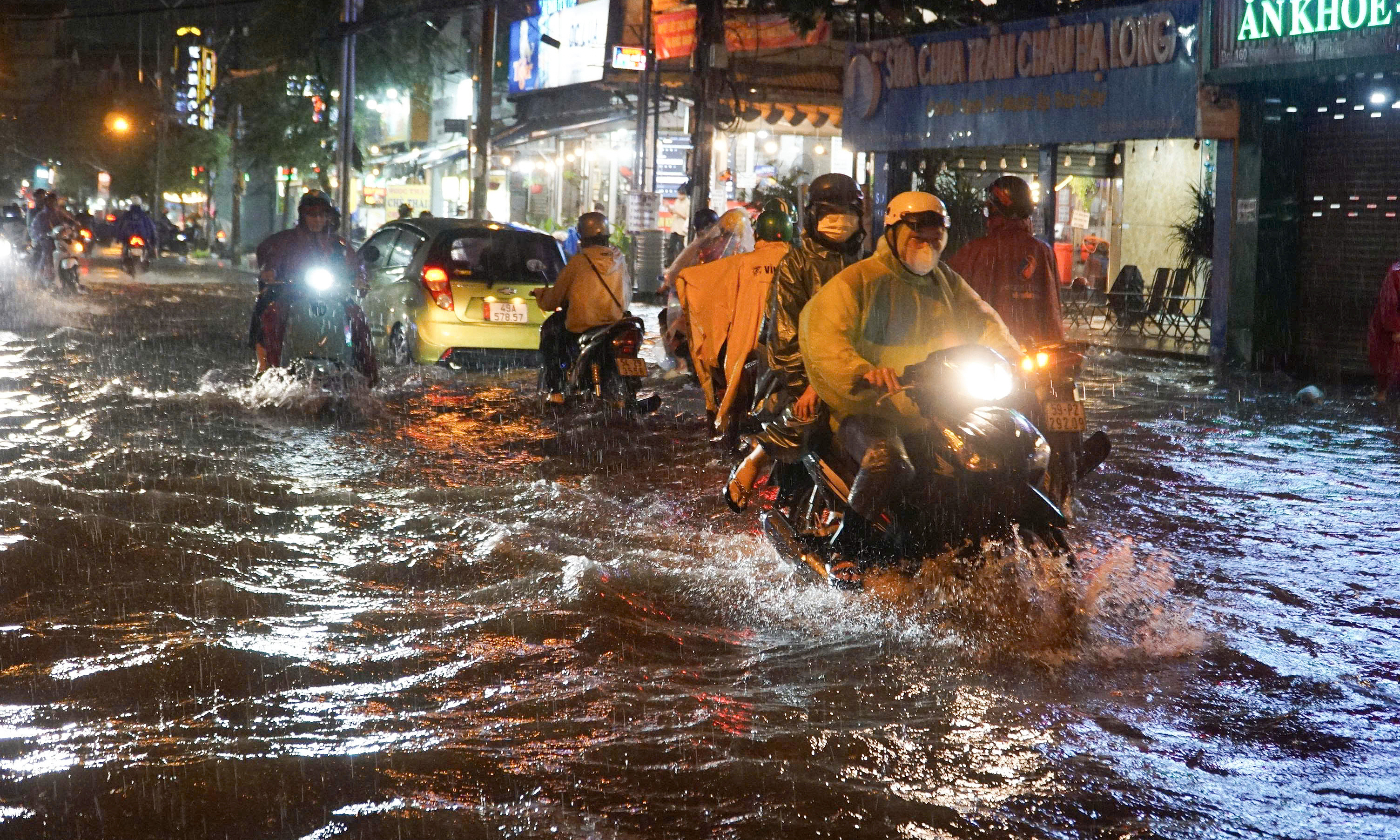 Ho Chi Minh City office workers find ways to avoid rush hour floods and traffic jams