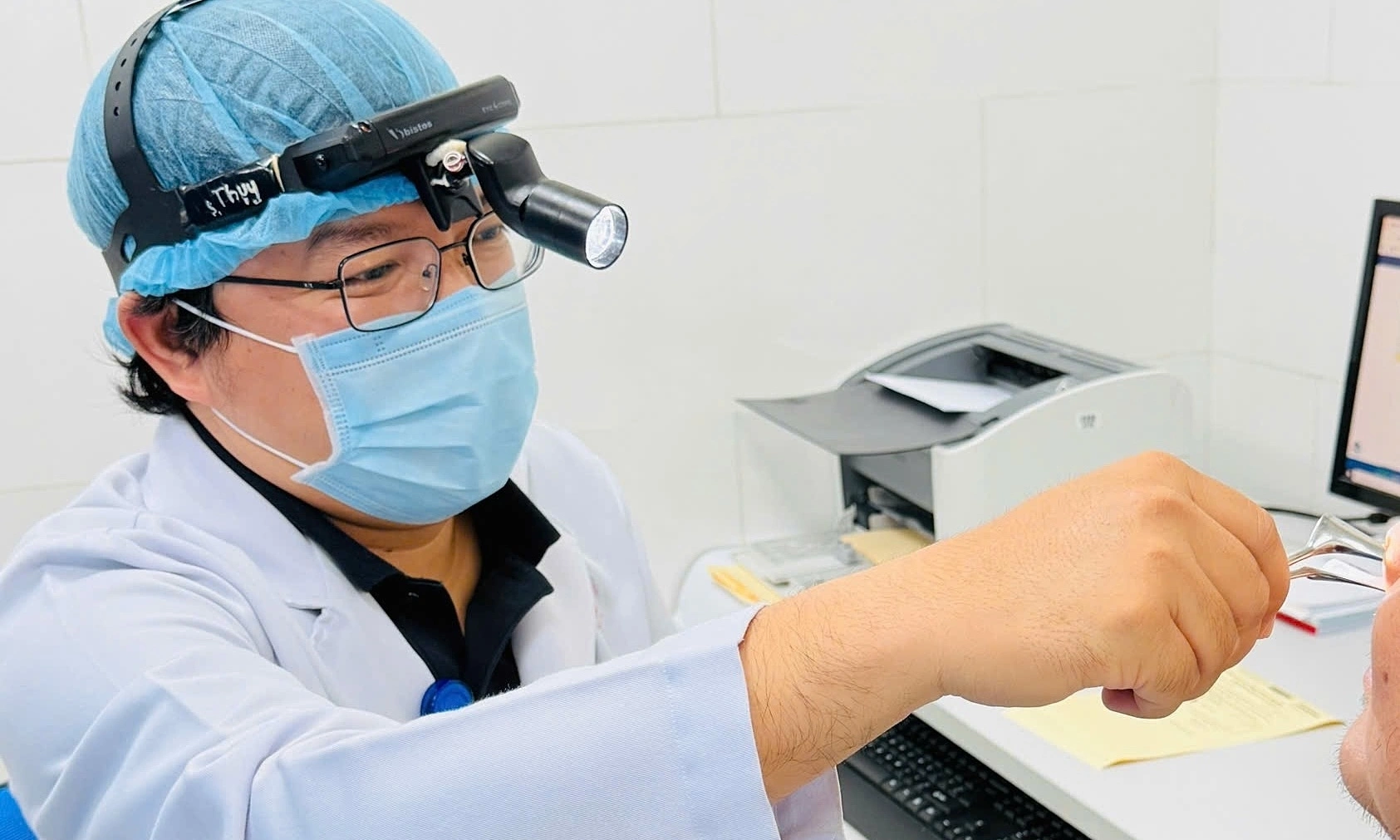 Bilateral vocal cord paralysis causes difficulty breathing after endotracheal tube removal