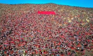 Massive crowds inundate Chinese scenic site during Golden Week