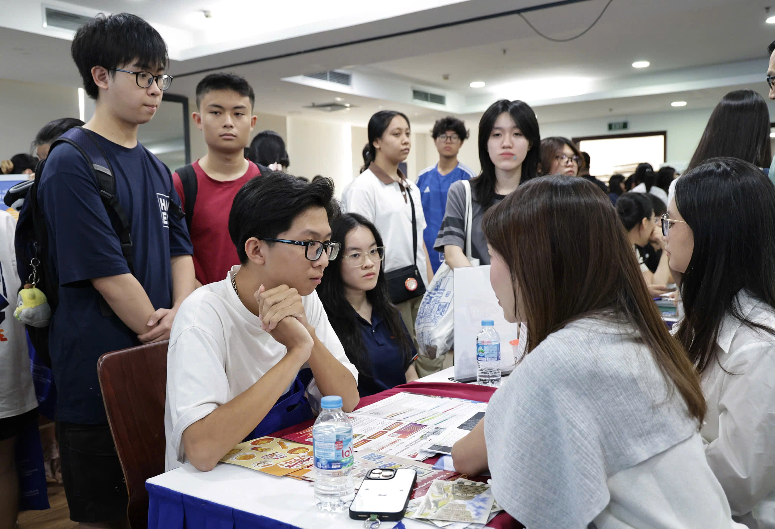 Many Vietnamese students abandon 'American dream'