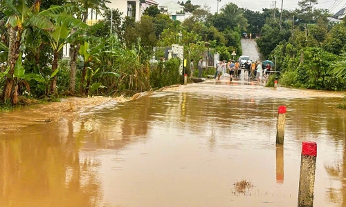 Water rises over one meter, prompting evacuation of many households and tourists in Lam Dong