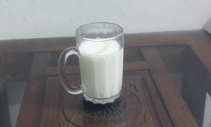 Why older adults should drink a glass of milk in the evening