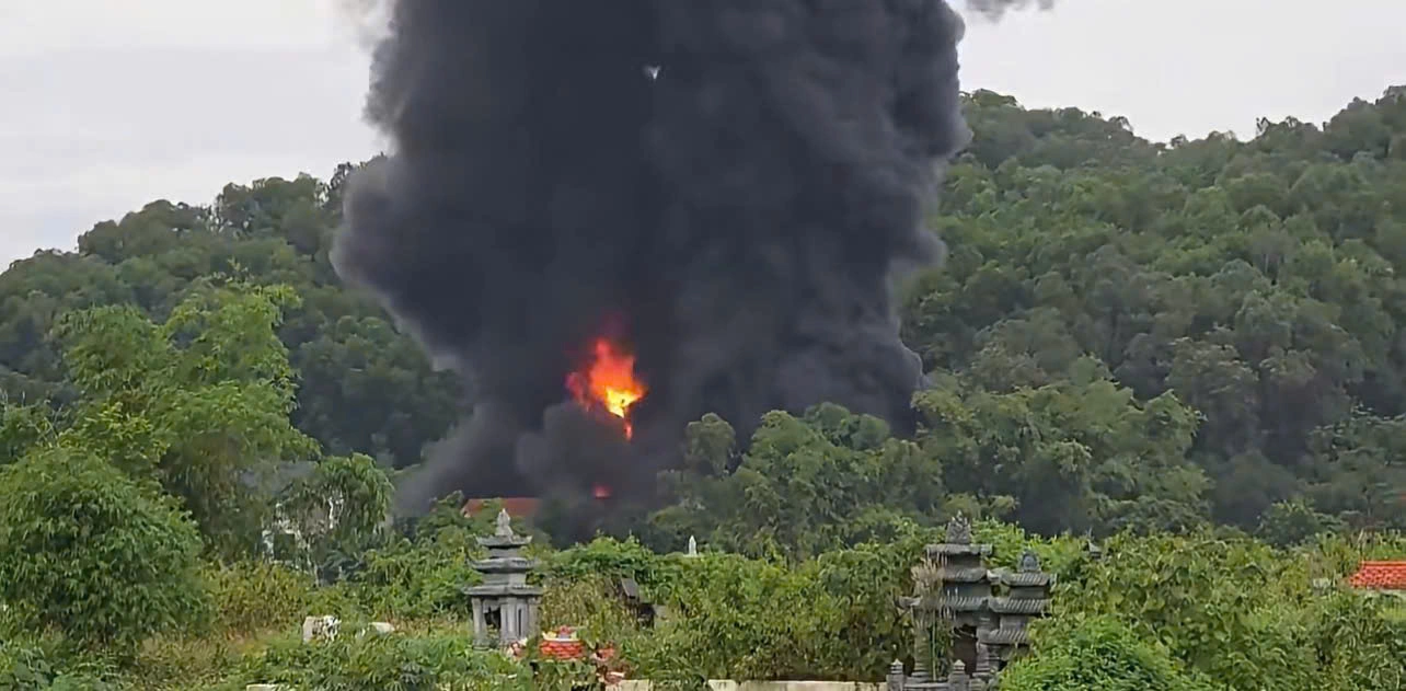 Motorcycle parts plastic workshop catches fire in Hanoi's suburbs