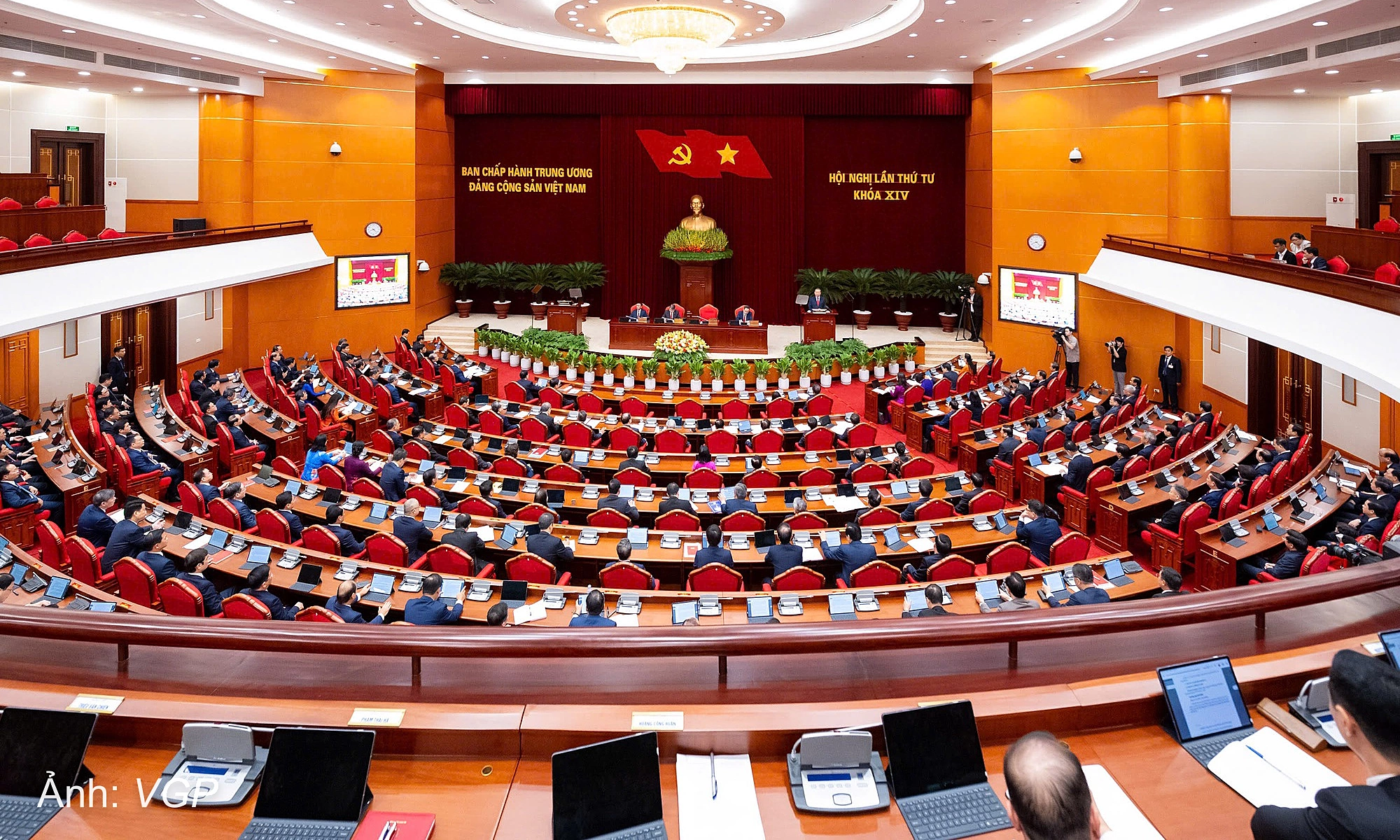 Central Committee discusses comprehensive reform of cadre work