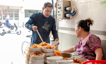 Quang Thang, Do Duy Nam serve crab noodle soup to diners